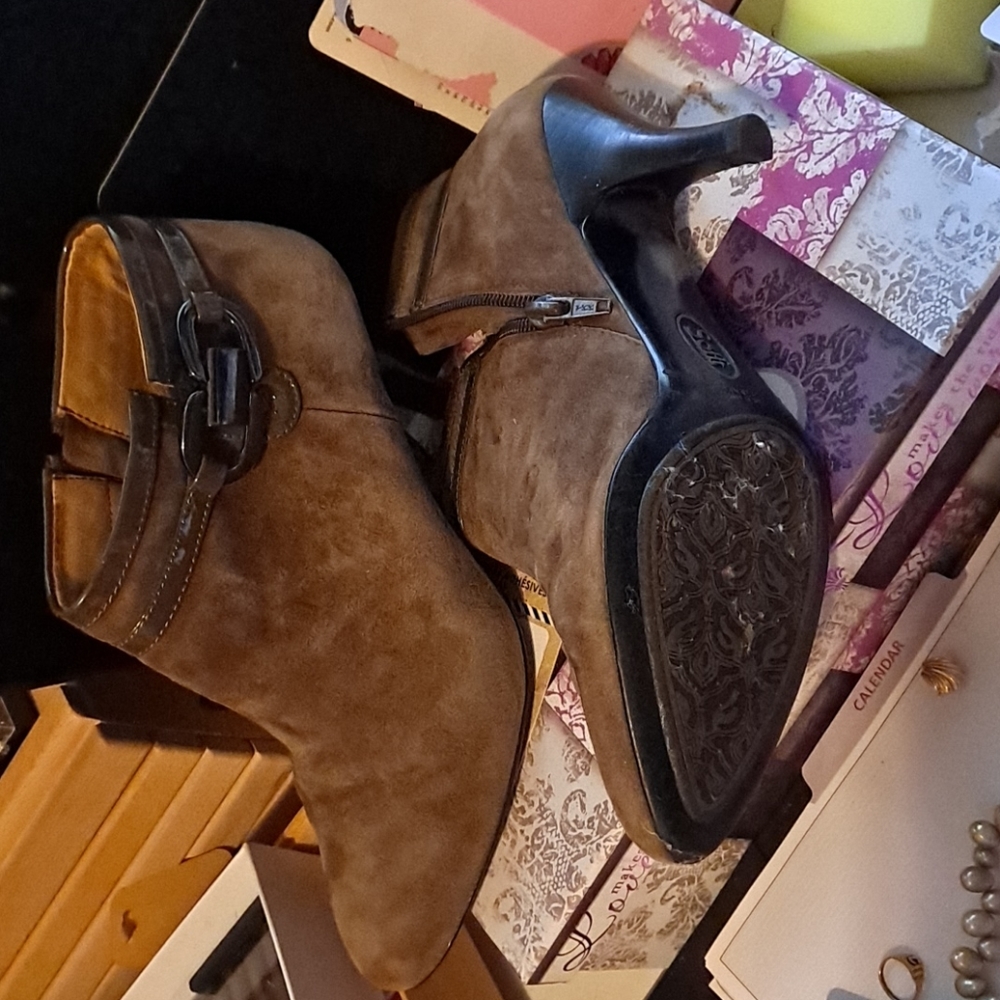 Boot - Picture 3 of 3